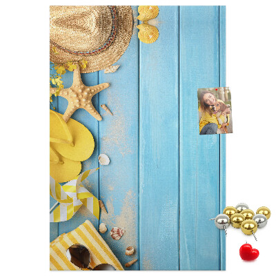Bedrukt kurk zomeraccessoires tegen een blauwe houten achtergrond