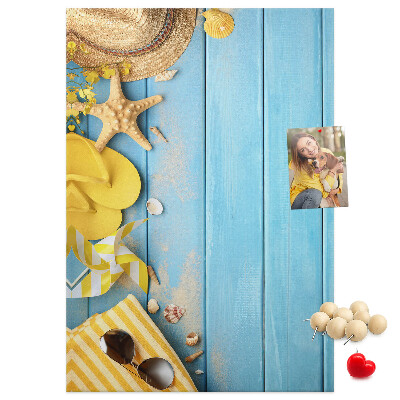 Bedrukt kurk zomeraccessoires tegen een blauwe houten achtergrond