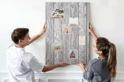 Kurken prikbord met een achtergrond van grijze houten planken
