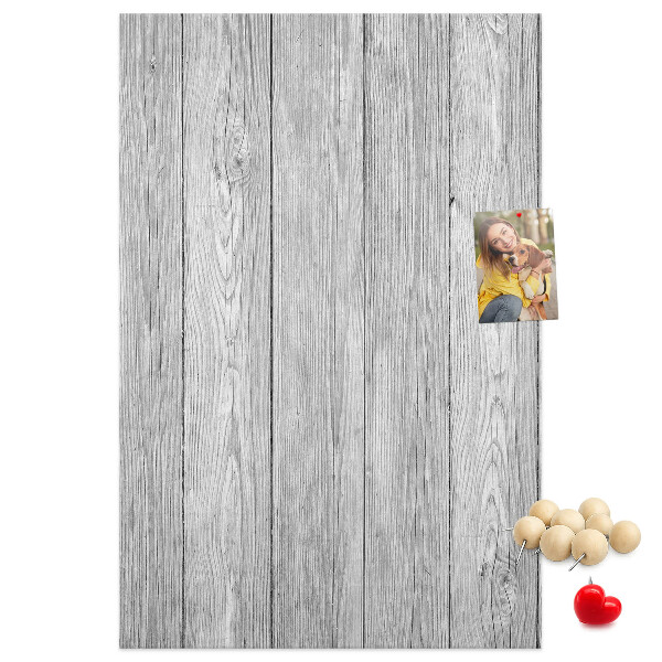 Kurken prikbord met een achtergrond van grijze houten planken