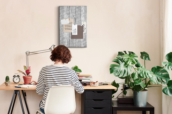 Kurken prikbord met een achtergrond van grijze houten planken