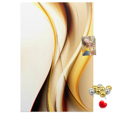 Memobord van kurk met elegante gouden golven op een lichte achtergrond