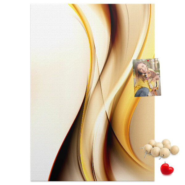 Memobord van kurk met elegante gouden golven op een lichte achtergrond