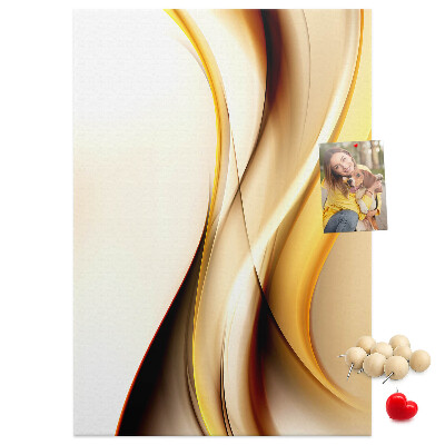 Memobord van kurk met elegante gouden golven op een lichte achtergrond