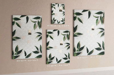 Memobord van kurk met groene bladeren op een lichte achtergrond