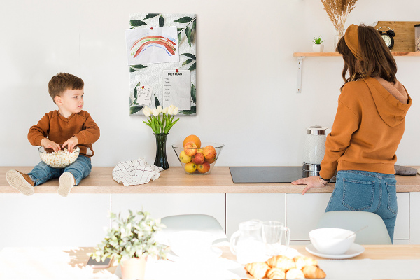 Memobord van kurk met groene bladeren op een lichte achtergrond