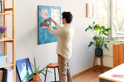 Prikbord van kurk met een print van oceaangolven in verschillende tinten blauw