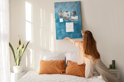 Prikbord van kurk met een print van oceaangolven in verschillende tinten blauw