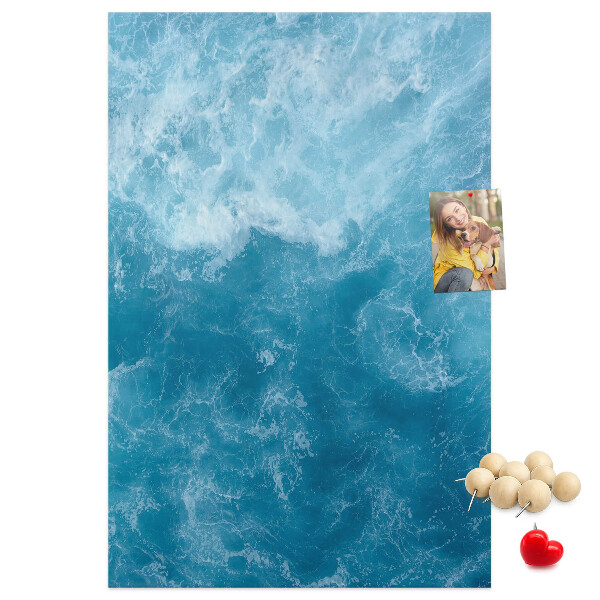 Prikbord van kurk met een print van oceaangolven in verschillende tinten blauw