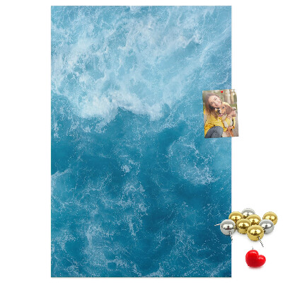 Prikbord van kurk met een print van oceaangolven in verschillende tinten blauw