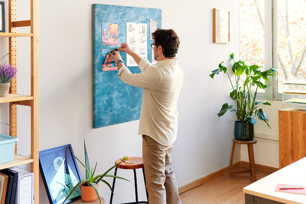 Prikbord van kurk met een print van oceaangolven in verschillende tinten blauw