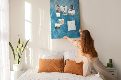 Prikbord van kurk met een print van oceaangolven in verschillende tinten blauw
