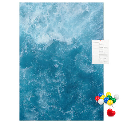 Prikbord van kurk met een print van oceaangolven in verschillende tinten blauw