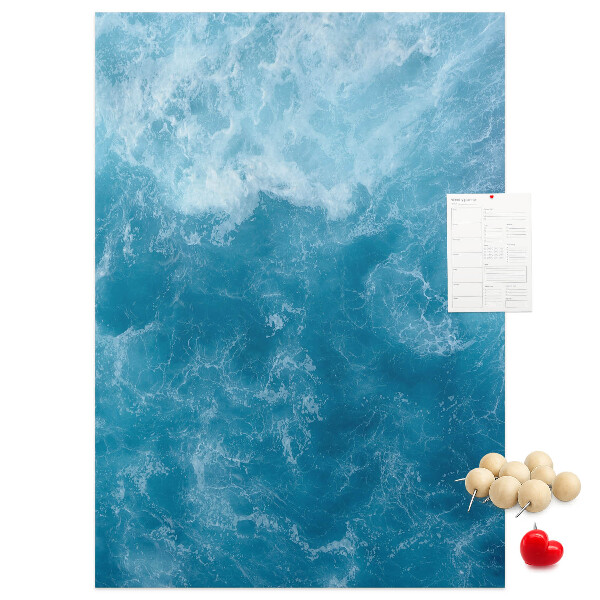 Prikbord van kurk met een print van oceaangolven in verschillende tinten blauw