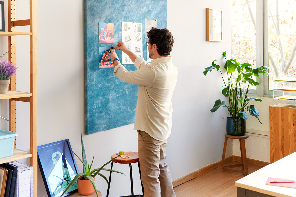 Prikbord van kurk met een print van oceaangolven in verschillende tinten blauw