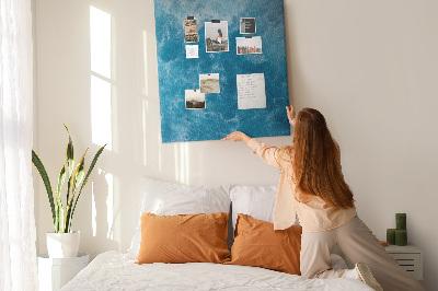 Prikbord van kurk met een print van oceaangolven in verschillende tinten blauw