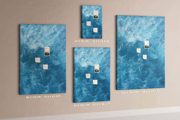 Prikbord van kurk met een print van oceaangolven in verschillende tinten blauw