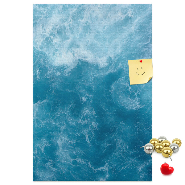 Prikbord van kurk met een print van oceaangolven in verschillende tinten blauw