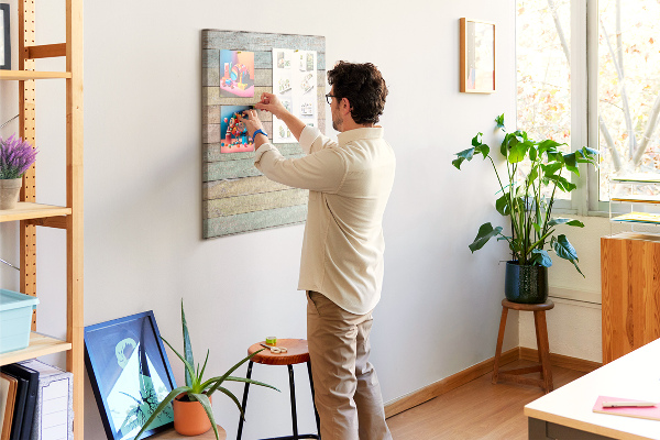 Memobord van kurk in rustieke pastelkleuren