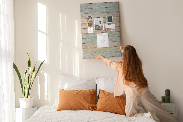 Memobord van kurk in rustieke pastelkleuren