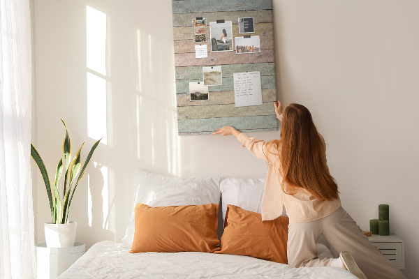 Memobord van kurk in rustieke pastelkleuren
