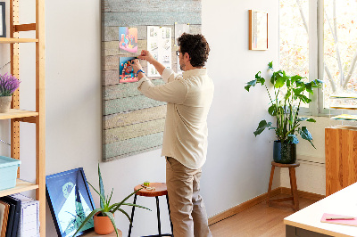 Memobord van kurk in rustieke pastelkleuren