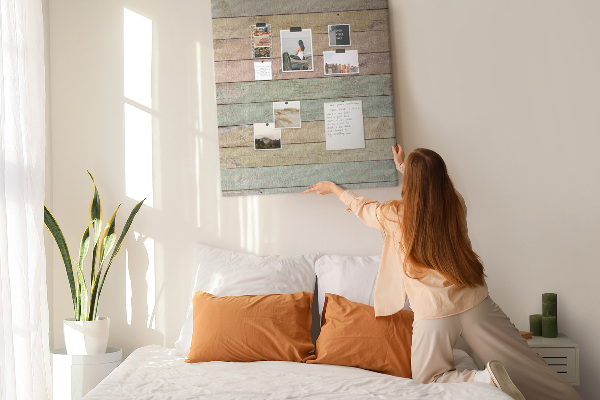 Memobord van kurk in rustieke pastelkleuren