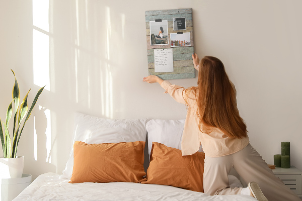 Memobord van kurk in rustieke pastelkleuren