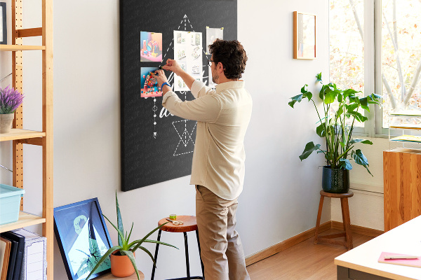 Kurken prikbord met geometrische vormen in een minimalistische stijl