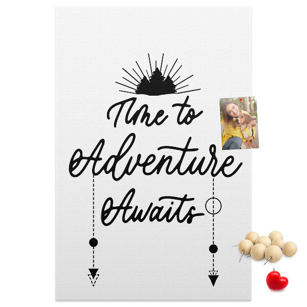 Kurk prikbord met een inspirerende inscriptie over avontuur