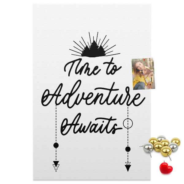 Kurk prikbord met een inspirerende inscriptie over avontuur