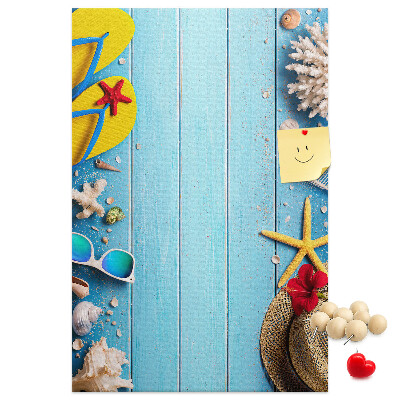 Kurk bedrukken zomeraccessoires op een blauwe houten achtergrond