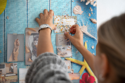 Kurk bedrukken zomeraccessoires op een blauwe houten achtergrond