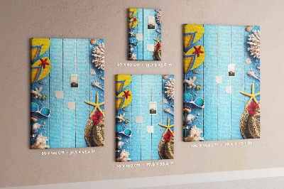Kurk bedrukken zomeraccessoires op een blauwe houten achtergrond