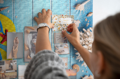 Memobord van kurk met zomerse strandaccessoires op een blauwe achtergrond