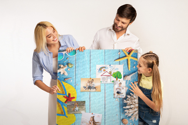 Memobord van kurk met zomerse strandaccessoires op een blauwe achtergrond