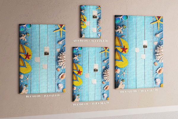 Memobord van kurk met zomerse strandaccessoires op een blauwe achtergrond