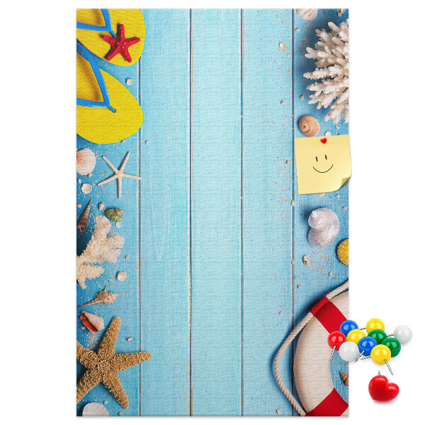 Prikbord van kurk met afbeelding van zomerstrand met schelpen en zand
