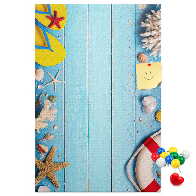 Prikbord van kurk met afbeelding van zomerstrand met schelpen en zand