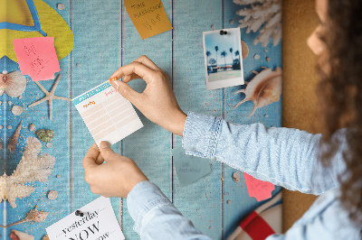 Prikbord van kurk met afbeelding van zomerstrand met schelpen en zand