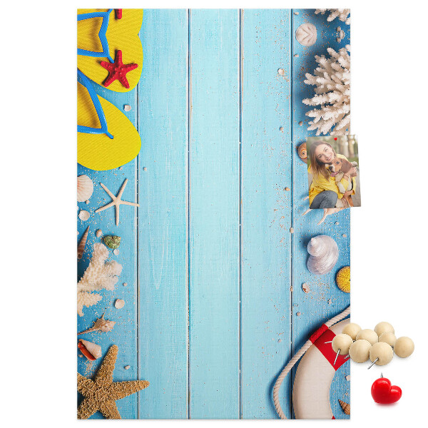 Prikbord van kurk met afbeelding van zomerstrand met schelpen en zand