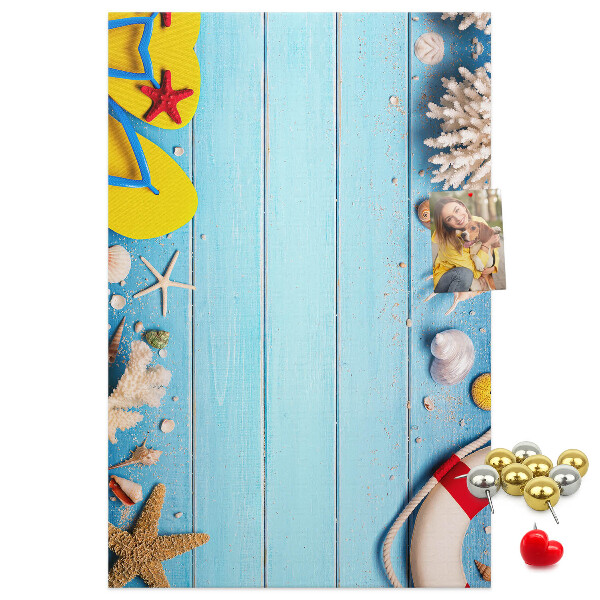 Prikbord van kurk met afbeelding van zomerstrand met schelpen en zand