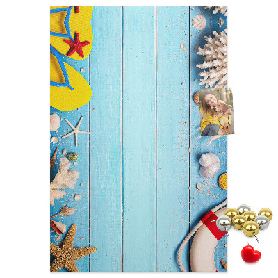 Prikbord van kurk met afbeelding van zomerstrand met schelpen en zand