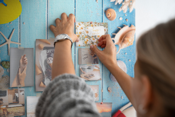 Prikbord van kurk met afbeelding van zomerstrand met schelpen en zand