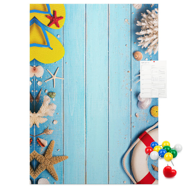 Prikbord van kurk met afbeelding van zomerstrand met schelpen en zand