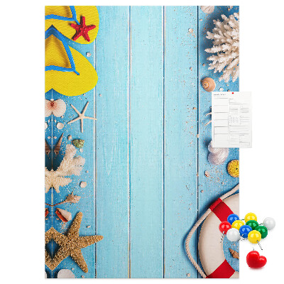 Prikbord van kurk met afbeelding van zomerstrand met schelpen en zand