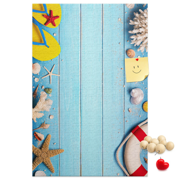 Prikbord van kurk met afbeelding van zomerstrand met schelpen en zand