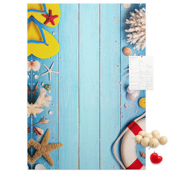 Prikbord van kurk met afbeelding van zomerstrand met schelpen en zand