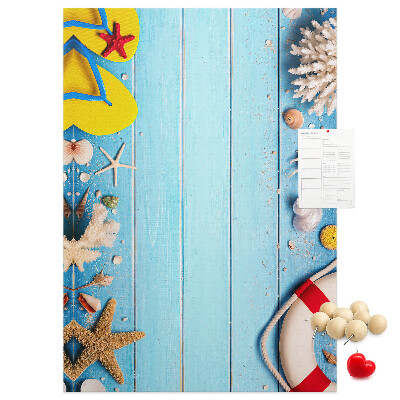 Prikbord van kurk met afbeelding van zomerstrand met schelpen en zand