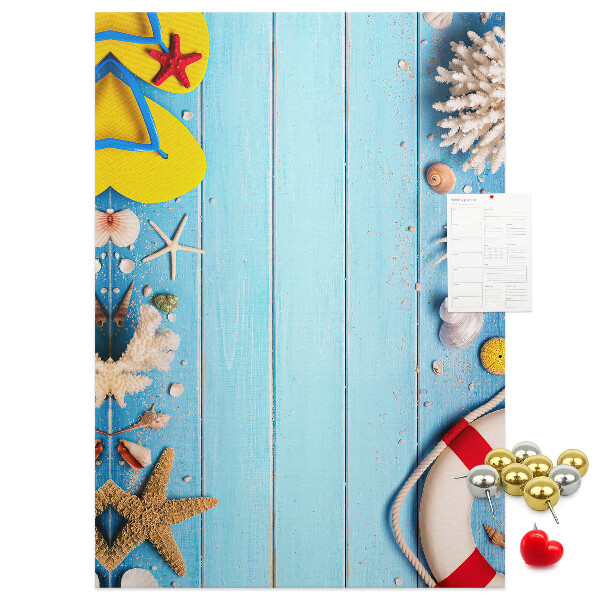 Prikbord van kurk met afbeelding van zomerstrand met schelpen en zand